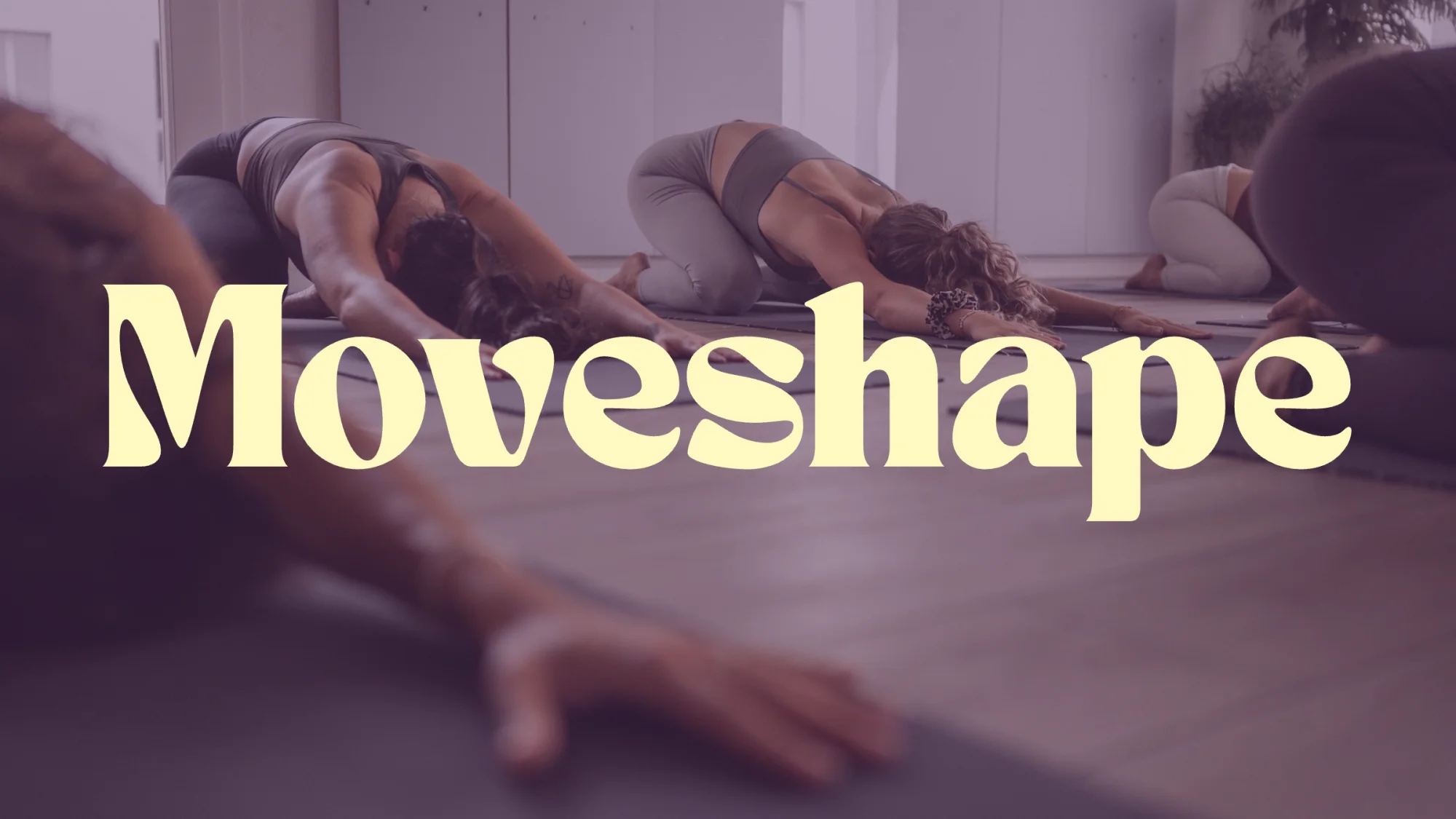 Moveshape-Logo in Zitrone über einer Pilates-Klasse