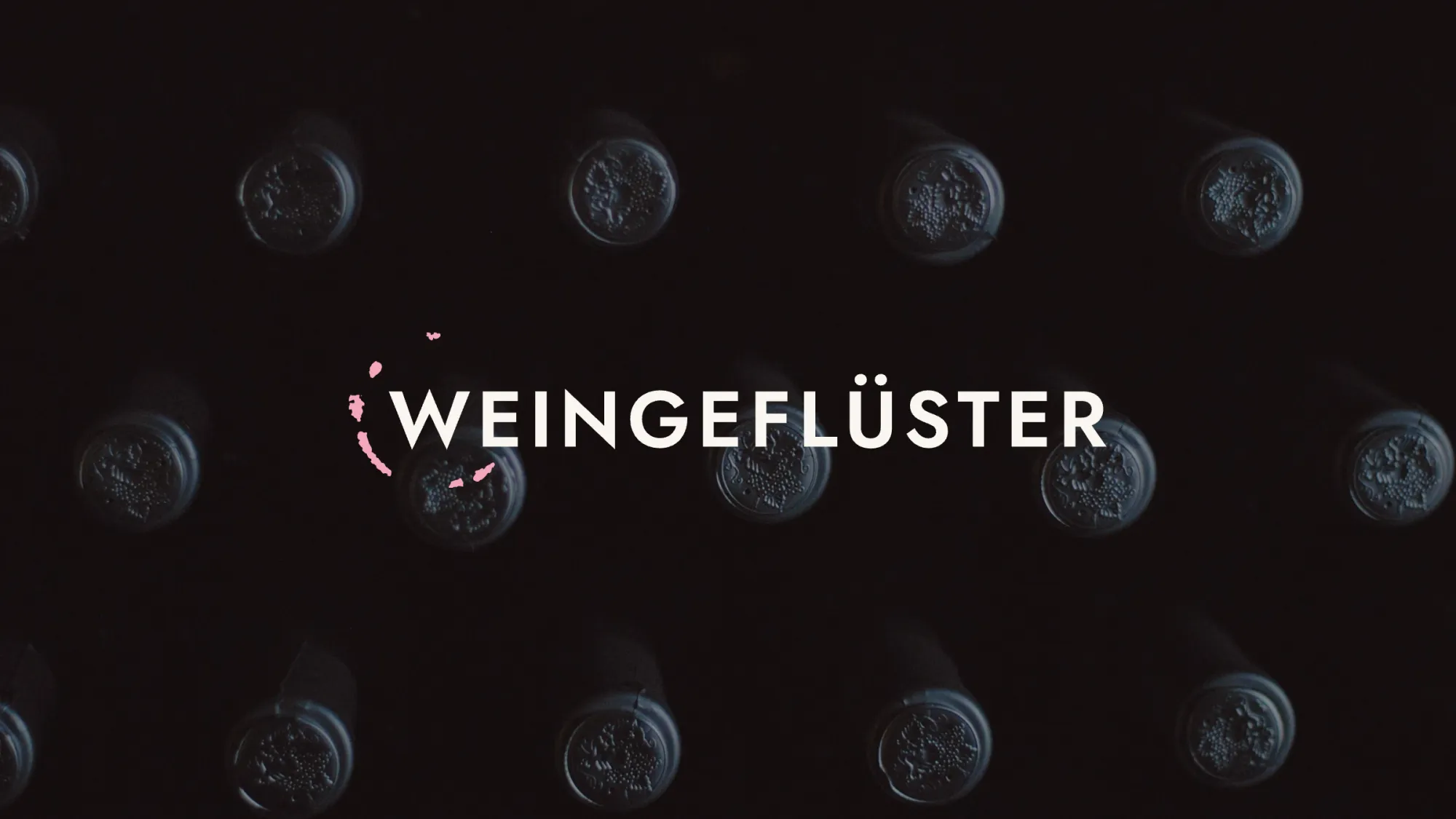 Weingeflüster-Wortmarke über Flaschenböden im Lager